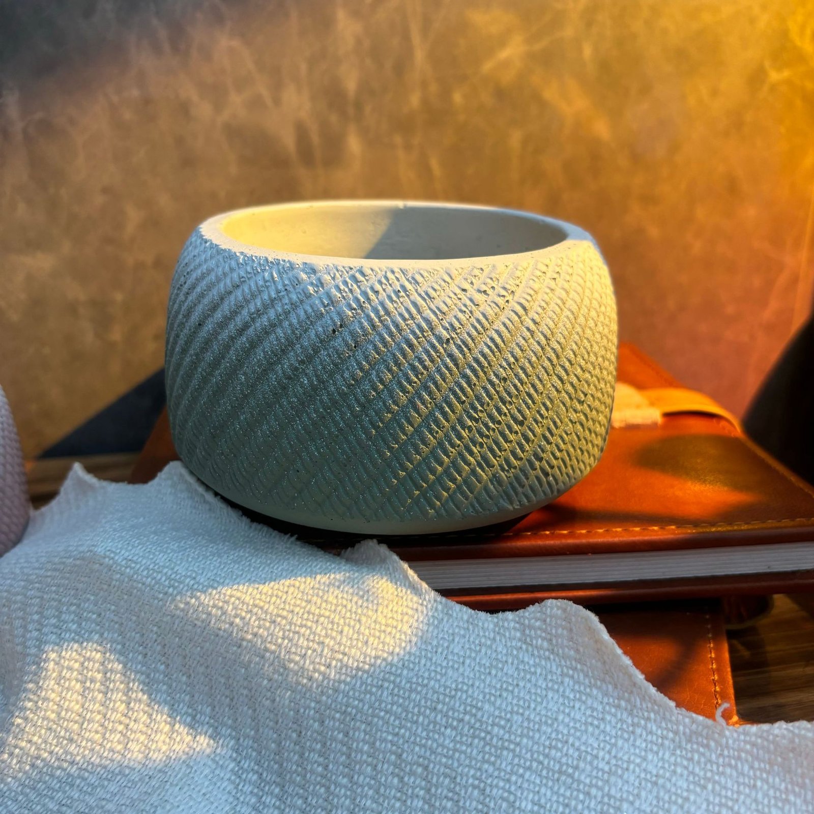 nordic diagonal craving decorative plant/flower pot 北欧斜纹圆水泥花盆 nordic diagonal craving decorative plant/flower pot 北欧斜纹圆水泥花盆